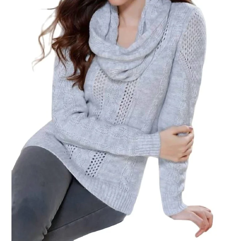 Urban Comfort French Kyss - Juliana Cable Knit Sweater Attach Scarf