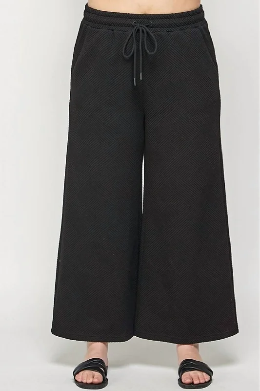 Weekend Wear Textured Cropped Wide Pant In Black